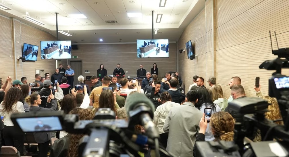 Sulmi në Banjskë/ Kosova dënoi me burg përjetë dy nga tre të akuzuarit, BE shpreh keqardhje që Serbia s’ka vënë asnjë para drejtësisë