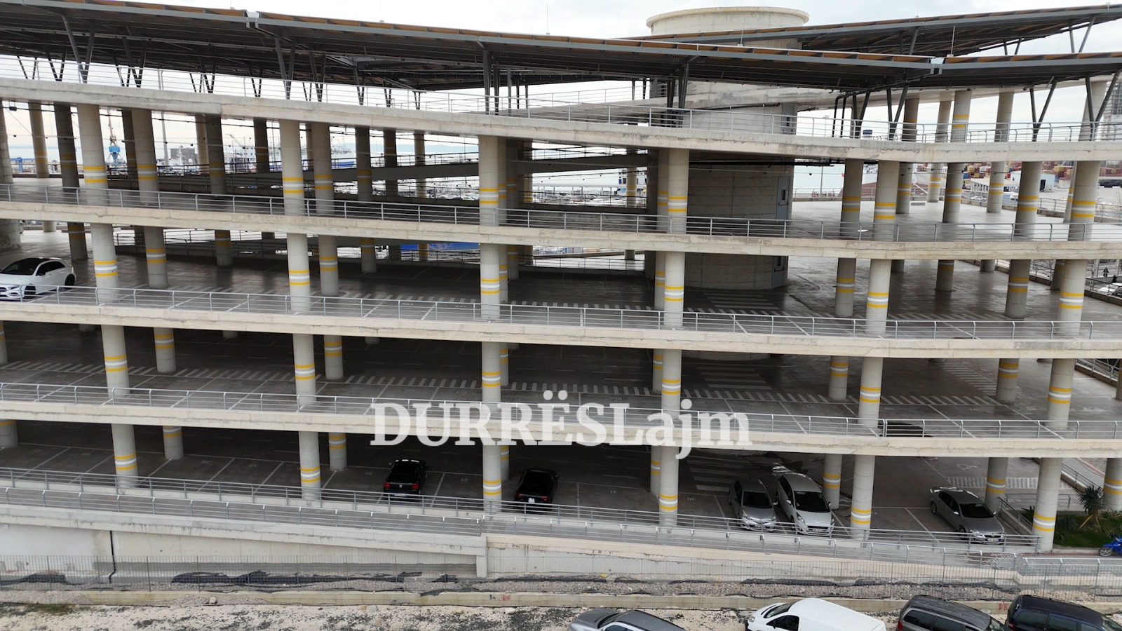 Parkimi publik me kate në Durrës, një godinë funksionale, apo një godinë boshe?!