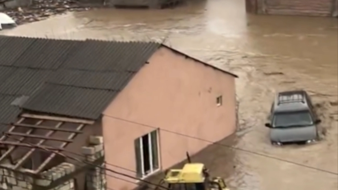 VIDEO/ Shirat e dendur dhe përmbytjet pushtojnë Rusinë, shënohen dy viktima dhe mijëra të pastrehë 