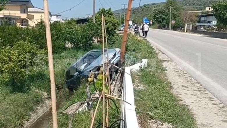 Aksident në Lushnjë-Berat, makina përplaset me shtyllën e tensionit të lartë dhe përfundon në kanal