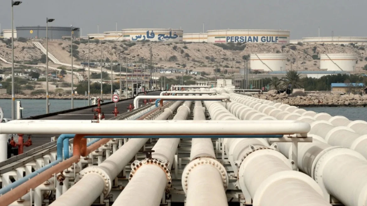 Irani kërkon mënyra për të menaxhuar naftën, hap depot e vjetra dhe shqyrton transportin hekurudhor për në Kinë