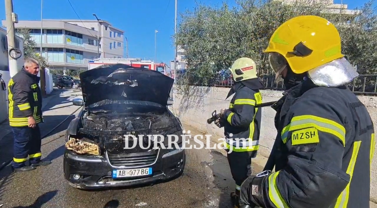 Merr flakë makina në Durrës, fatmirësisht nuk ka persona të lënduar (VIDEO)