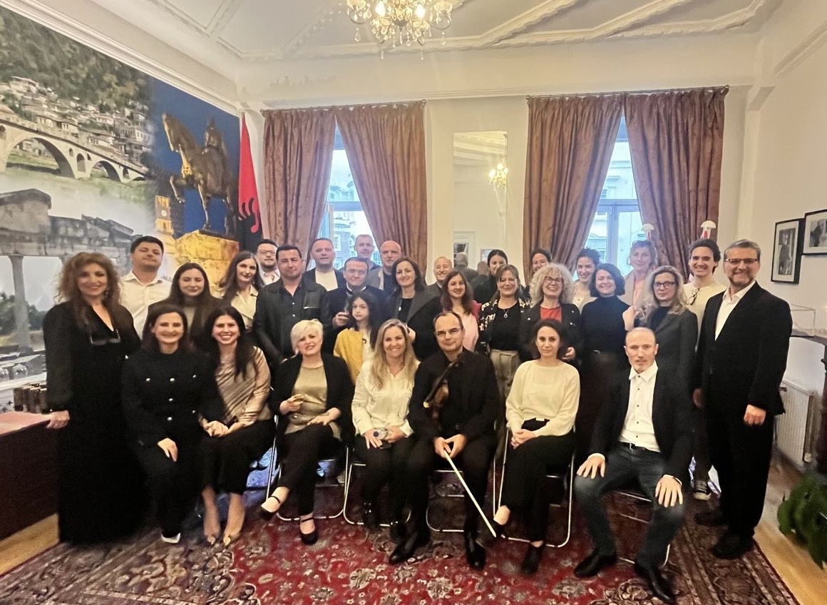 Arti si kujtesë, udhëtim dhe shërbim/ Një mbrëmje me violinistin Florian Vlashi në Londër 