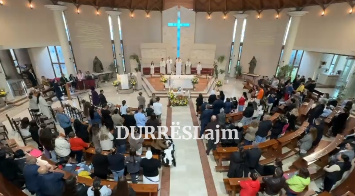 Kremtohen Pashkët në Durrës/ Mesha e Shenjtë në kishën e Shën Domenikut ndiqet nga dhjetëra të krishterë (VIDEO)
