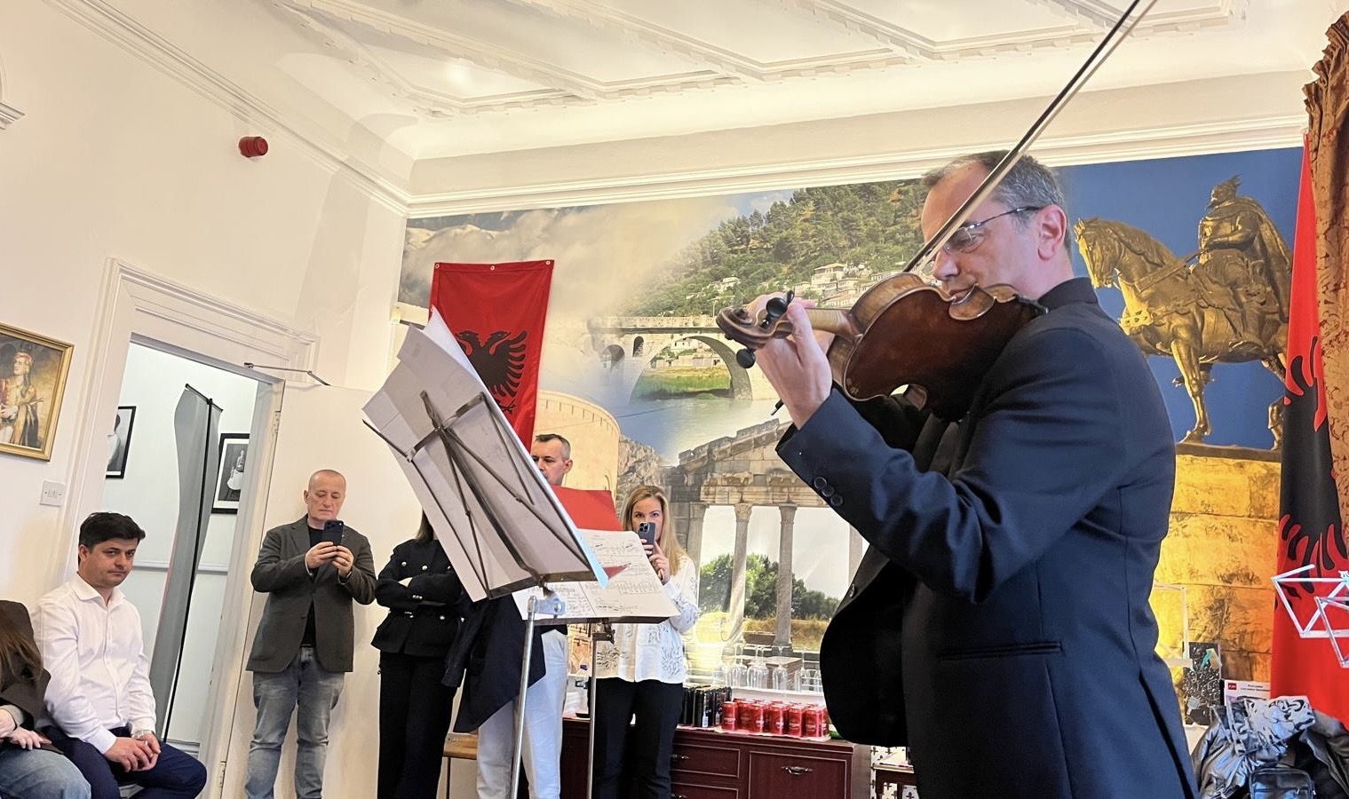 Arti si kujtesë, udhëtim dhe shërbim! Një mbrëmje me violinistin Florian Vlashi në Londër (FOTO)