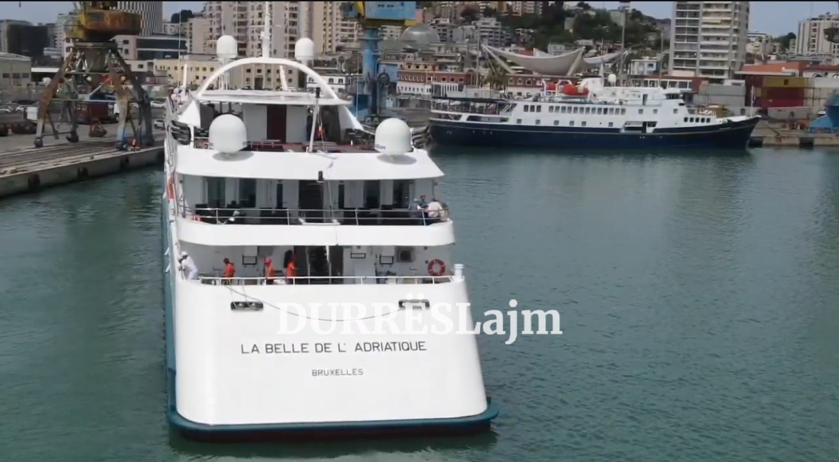 Mbërrijnë dy kroçierat e para të sezonit turistik në Durrës (VIDEO)