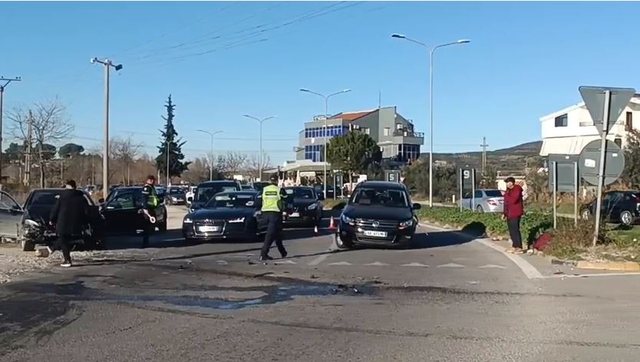 Pati probleme me frenat, kamioni përplas 5 automjete dhe plagosen dy persona