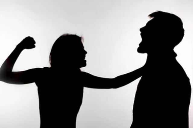 Dhunoi burrin për spital, arrestohet gruaja në Pejë