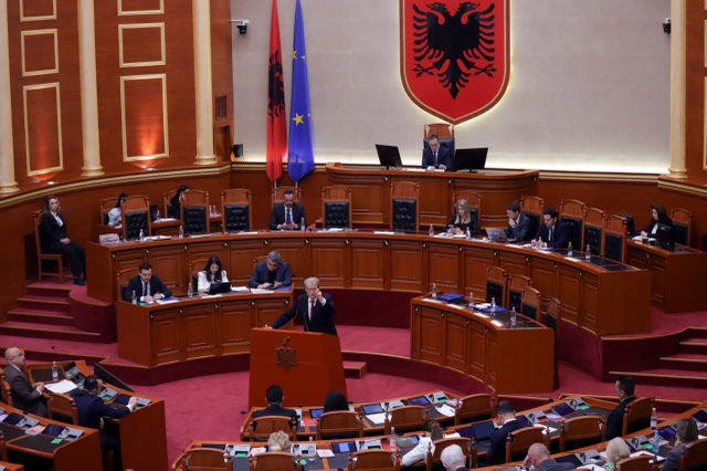 “AKSHI i 2 Lindave u bë botëror! Balluku notere e vjedhjeve të Ramës dhe familjes së tij”, Berisha kujton Xhaçkën: Keni edhe një tjetër që duhet t’i hiqej imuniteti