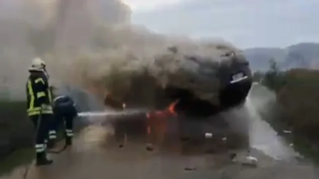 Makina del nga rruga dhe përfshihet nga flakët, lëndohen 3 të rinj