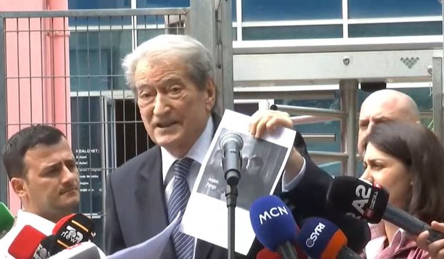 Berisha: I komunikova Altin Dumanit dhe tre mbiemrat e rinj që i ka fituar për faqen e tij të zezë