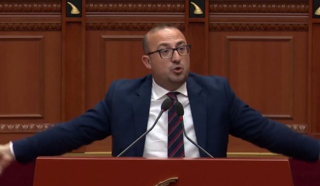 “Ajo e AKSHI-t rrinte në pishinë, oh-oh-oh, ne i jepnim para”/ Korreshi: Ikën në drejtim të paditur, vetëm jahti mbeti në port