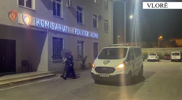 3 persona kanosin me pistoletë një 35-vjeçar dhe tentojnë ta nxjerrin nga makina duke e dhunuar