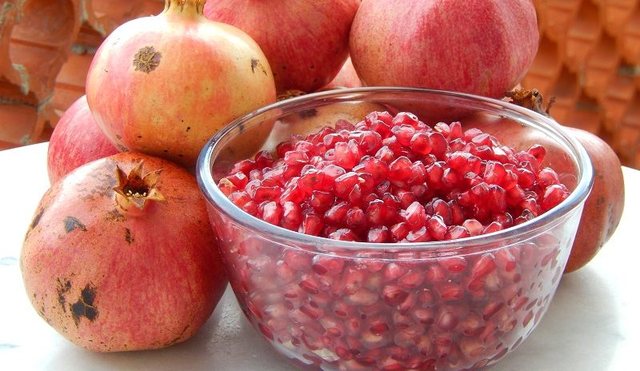 Çfarë përmban shega që ‘e mban në këmbë’ organizmin dhe mban larg doktorin