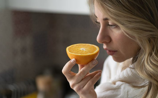 Nuhatja e limonit para fillimit të punës mund të rrisë fokusin tuaj me 26%