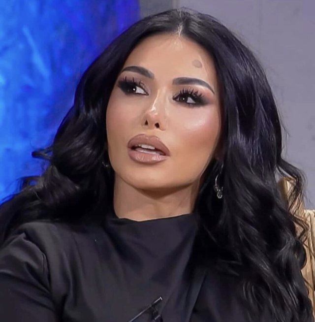 As Soni, as Sanije/ Këngëtarja u zbulon fermerëve emrin e saj të vërtetë