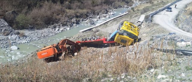 Po transportonte një ekskavator, përmbyset mjeti i tonazhit të rëndë në Moglicë