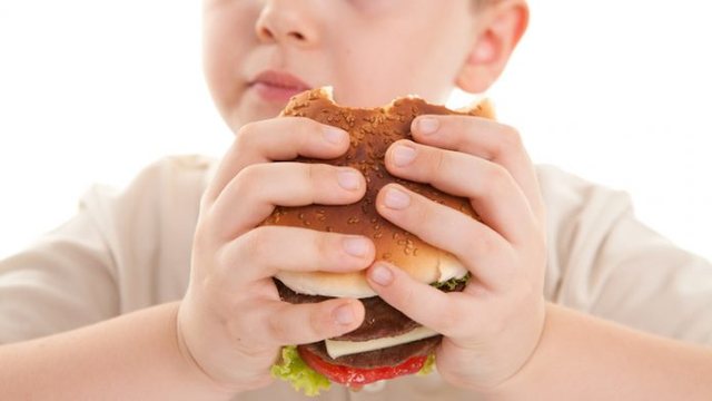 Rriten rastet e mëlçisë së dhjamosur te fëmijët! Fast food-et dhe koha e zgjatur me telefona rrezikojnë shëndetin e tyre