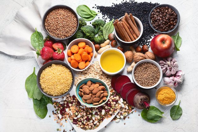 Ushqimet që stabilizojnë sheqerin në gjak dhe ato që duhen shmangur