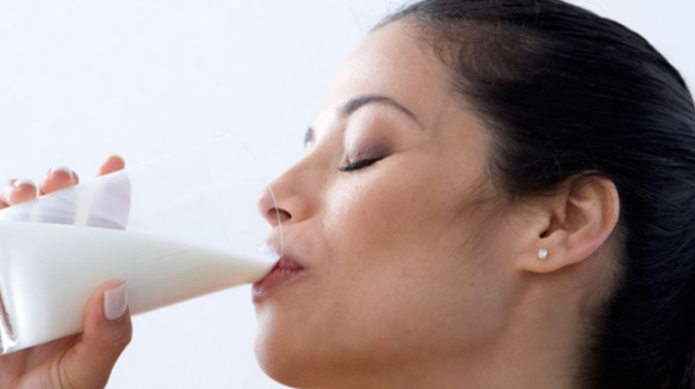 Të pish qumësht çdo ditë/ Ja çfarë i ndodh trupit tuaj pa e kuptuar!