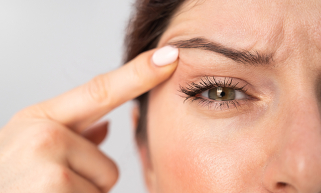 Kapakë të rënë? Këto truke grimi i “ngrejnë” sytë menjëherë