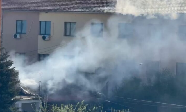 Flakët përfshijnë banesën në Korçë, familja arrin të largohet në kohë