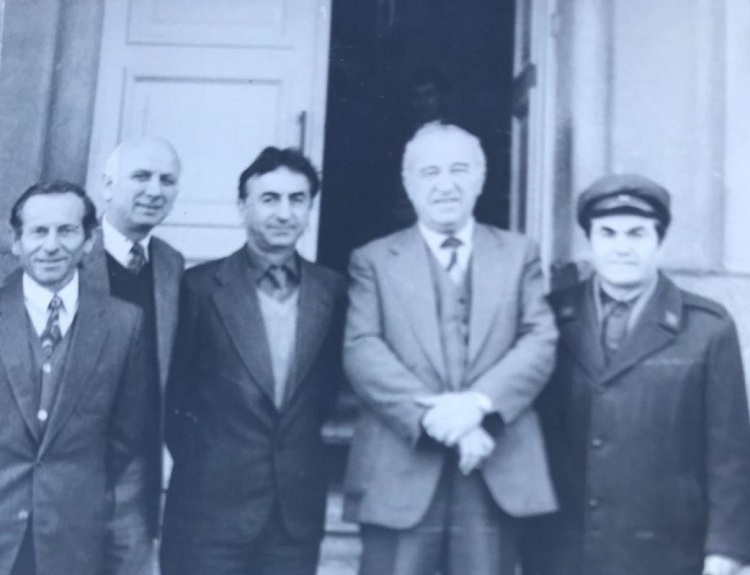 Pesë burra dhe një qytet – Durrësi në një fotografi të vitit 1989