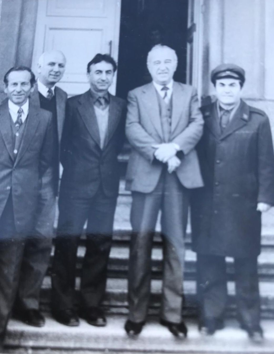 Pesë burra dhe një qytet – Durrësi në një fotografi të vitit 1989