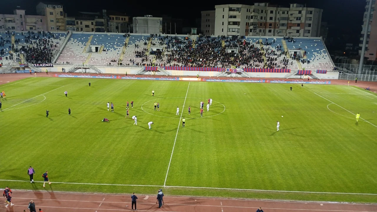 Thyen stolat në stadiumin “Loro Boriçi”, nis procedimi penal për gjashtë tifozë të Teutës