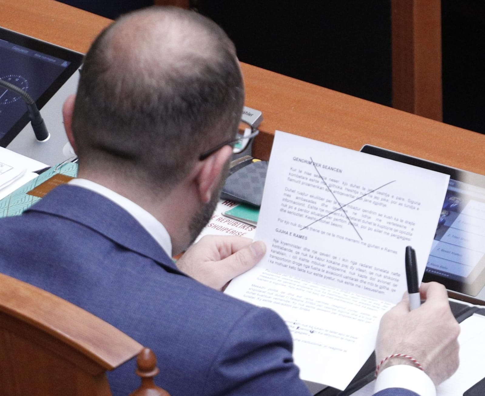 FOTOLAJM/ Bardhi lexon udhëzimin sesi duhet të sillet në seancën e sotme