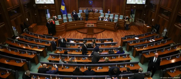 Nesër në mesnatë afati i fundit/ Palët nuk gjejnë marrëveshjen, Kosova në prag të zgjedhjeve të reja