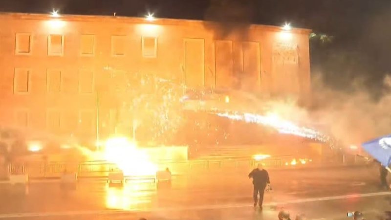 Protestuesit sulmojnë me molotovë, kundërpërgjigjet ashpër policia, lëndohet Flamur Noka