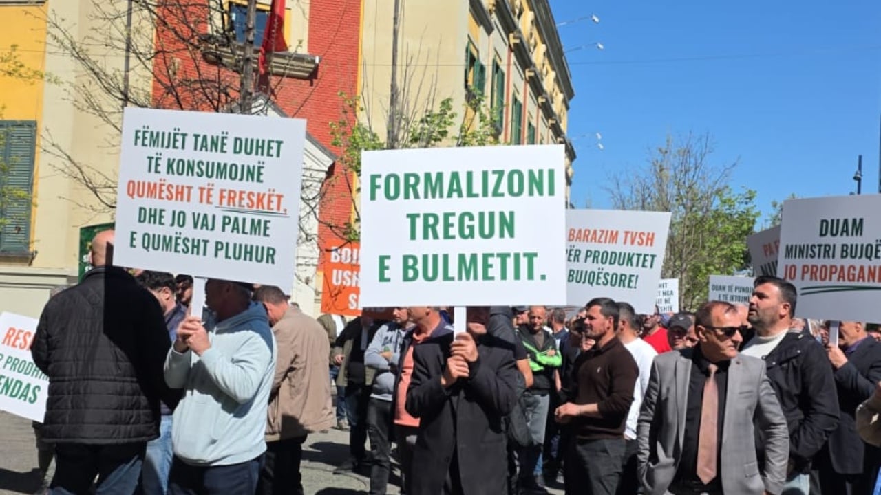 Blegtorët ngrihen në protestë: Bojkotoni ushqimin serb! Duam politika të qëndrueshme për bujqësinë