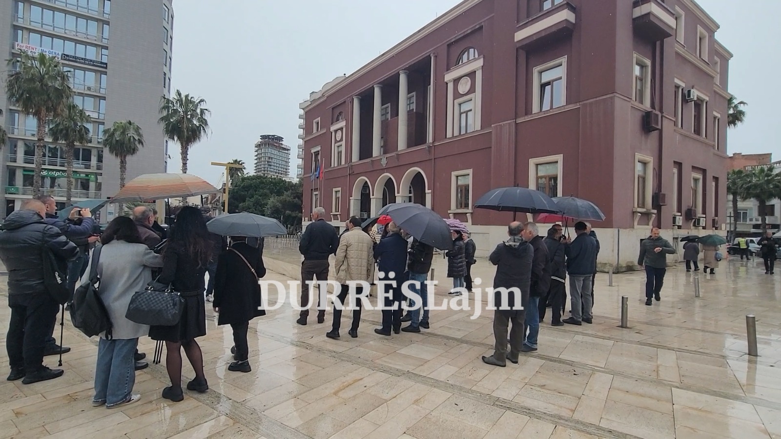 Rikthehet protesta e banorëve të TID Durrës para bashkisë, protestuesit: Pse nuk ngrihet komisioni hetimor?