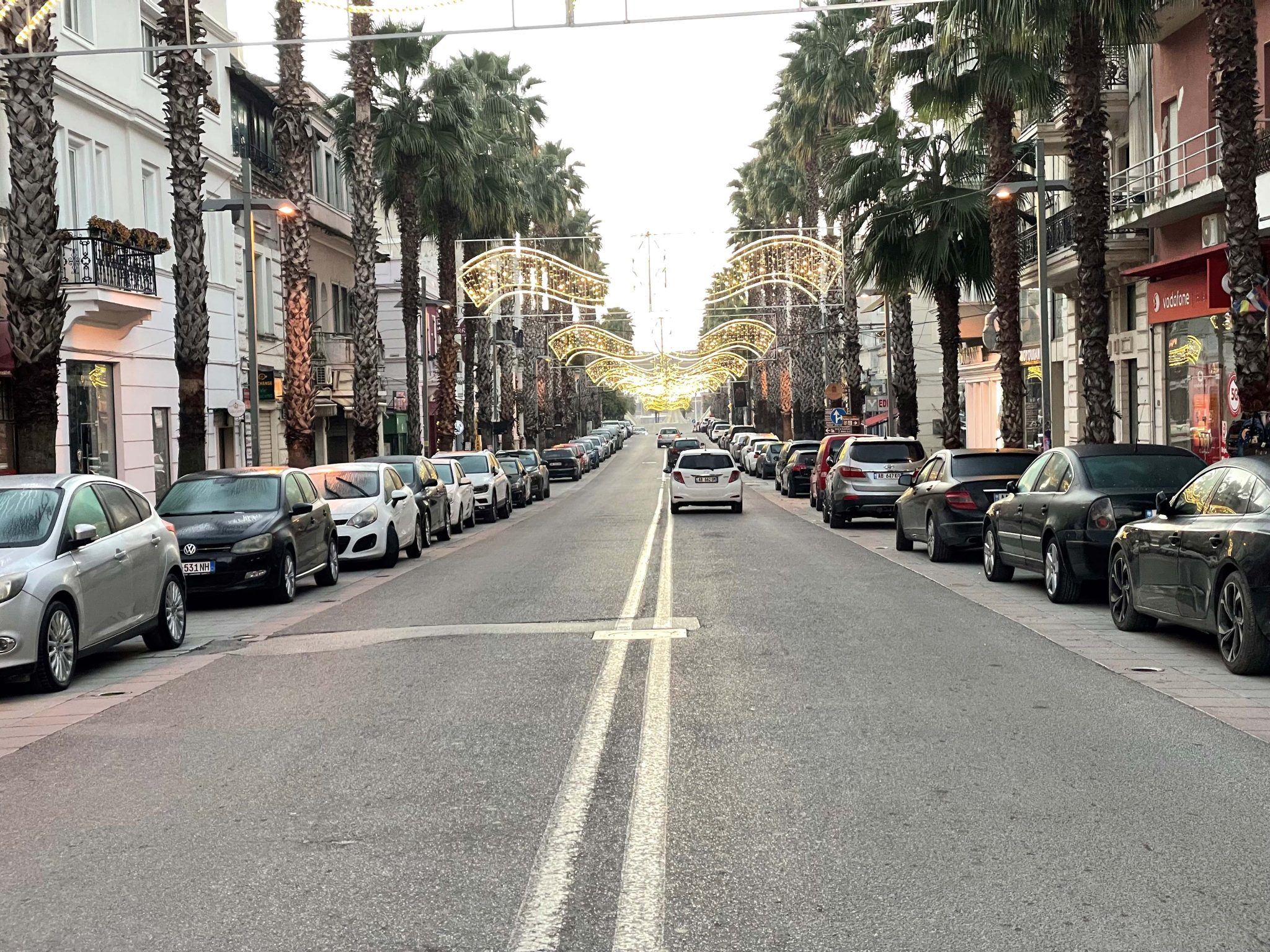 Të huajt rezidentë në Durrës kanë një marrëdhënie të vështirë me shqipen