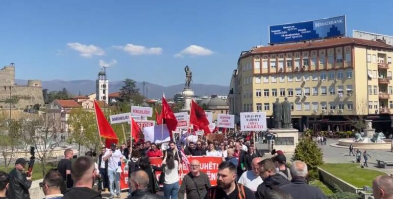 Me flamuj kuq e zi, studentët shqiptarë mbushin rrugët në Maqedoninë e Veriut, protestojnë për Gjuhën Shqipe