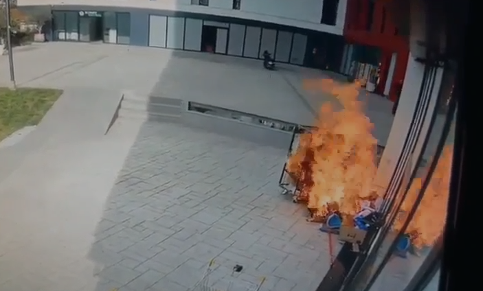 Si ndodhi zjarri te “Farmacia 10”, hetuesit marrin në pyetje 5 fëmijët që u kapën në kamera në vendin ku nisën flakët