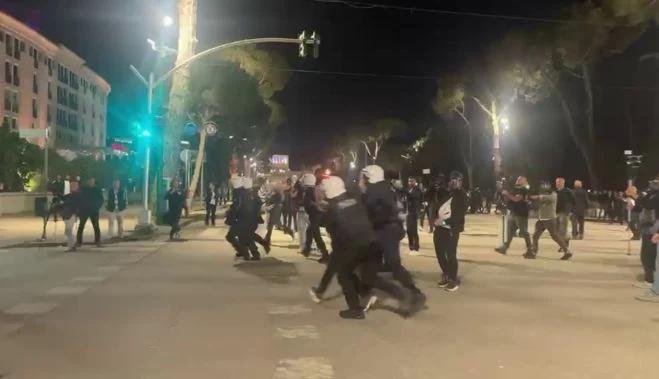 Po hidhnin molotov drejt kryeministrisë, policia arreston në flagrancë disa persona