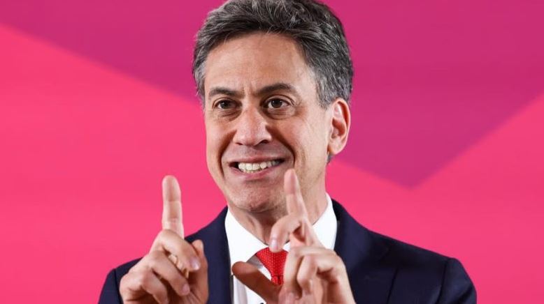 Ideja e çuditshme e ministrit britanik: Pini çaj të ftohtë për të kursyer energji!