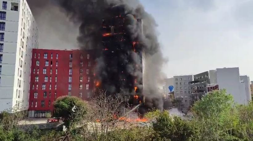 Zjarri në pallatin te “Farmacia 10”, gjykata liron inxhinierin, administratorin dhe dy të arrestuarit e tjerë