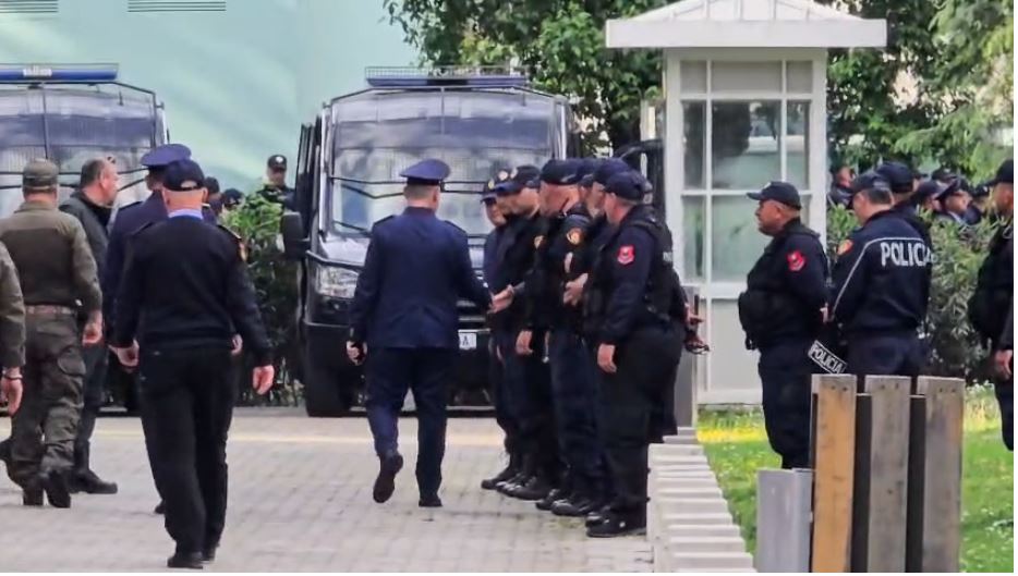 Protesta e PD-së, drejtori i Policisë zbret në terren