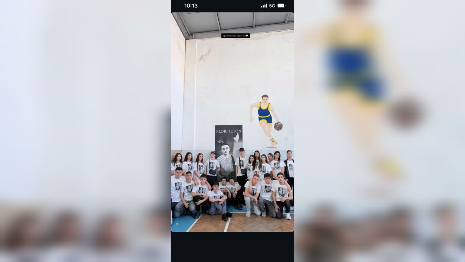 Durrës/ 17-vjeçari humbi jetën në shkollë, shokët dhe shoqet e kujtojnë me memorial (VIDEO)