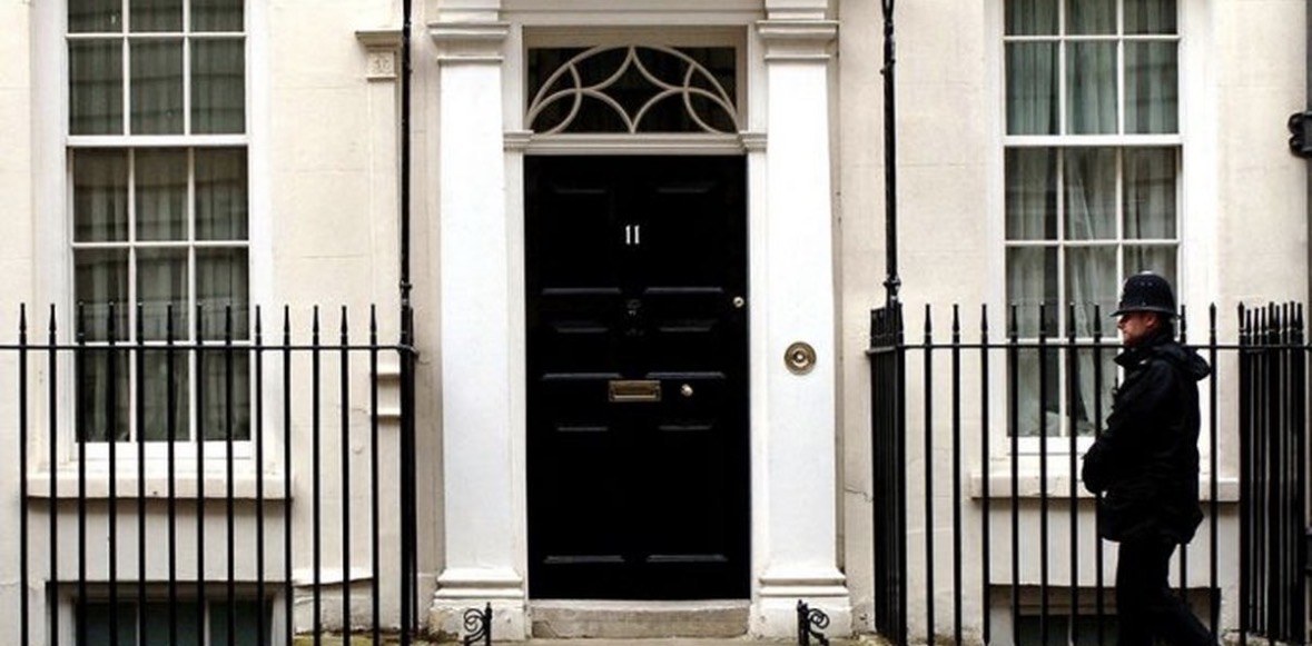 Londra bashkon 35 vende për sigurinë në Ngushticën e Hormuzit 