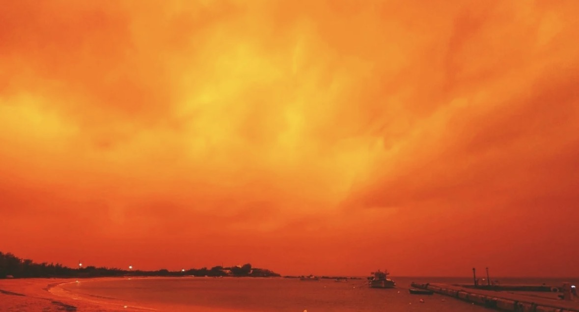 Pluhuri afrikan përfshin ishujt grekë, Naxos ‘vishet’ me ngjyrën portokalli, autoritetet thirrje banorëve të shmangin daljet e panevojshme