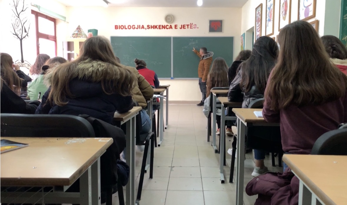 Shqipëria me përfshirje të lartë në arsim por emigracioni dhe lindjet e ulëta tkurrin numrin e nxënësve