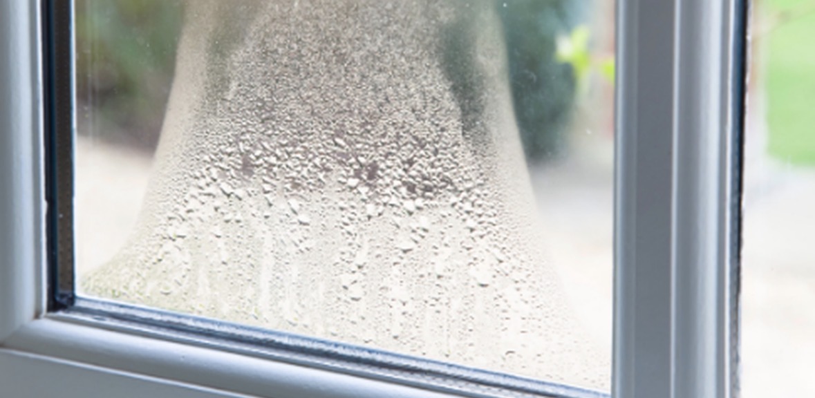 Mjegullimi mes xhamave? Sinjali që dritaret tuaja nuk po e mbrojnë më shtëpinë 