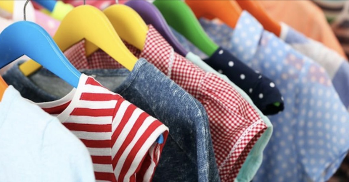 Rrezik i fshehur për fëmijët/ Bluzat e rreme, ja cilat ngjyra përbëjnë më shumë dëm 