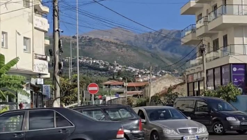 Parandalohet ngjarja e rëndë në Himarë, 35-vjeçari izolon prindërit dhe i kërcënon me mjet prerës