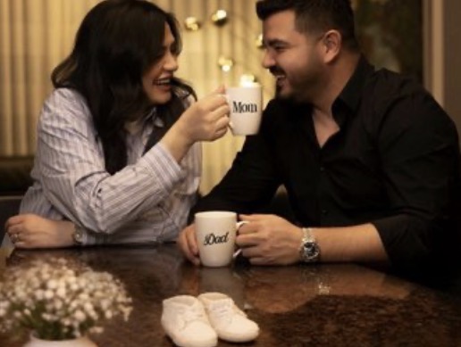 Këngëtarja e njohur në pritje të ëmbël 