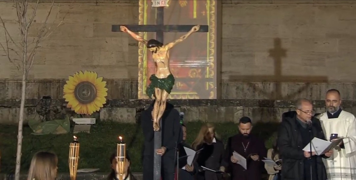E Premtja e Madhe në Tiranë/ Besimtarët katolikë përkujtojnë vuajtjet e Jezu Krishtit në sheshin “Nënë Tereza” 